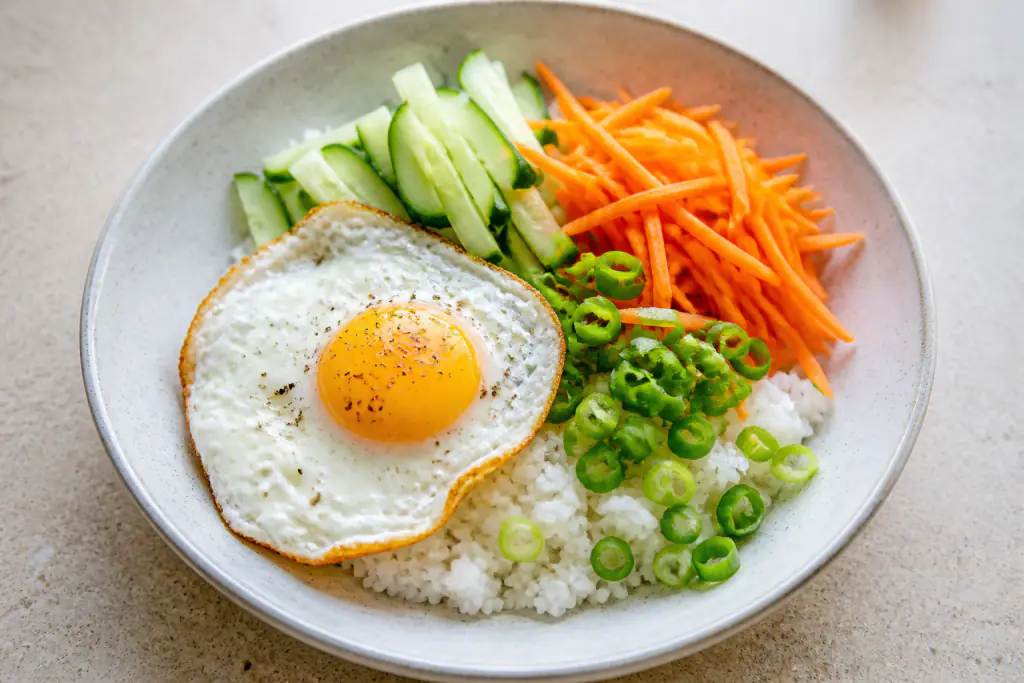 Australian-Inspired Low-FODMAP-Style Egg Rice Carrot Bowl