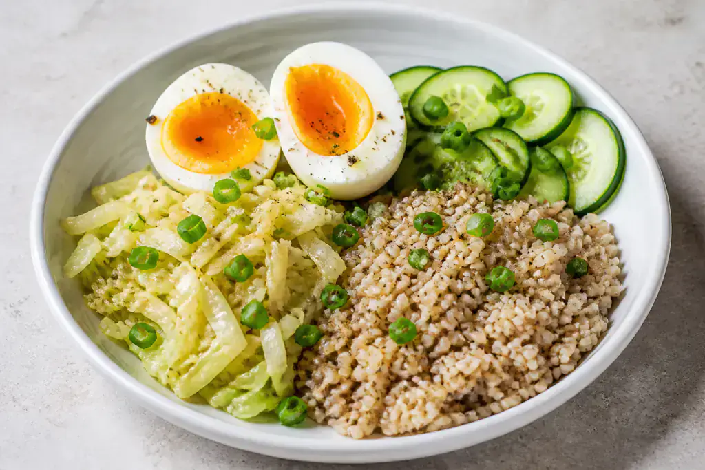 Scandinavian-Inspired Diabetes-Friendly Egg Brown Rice Cabbage Plate